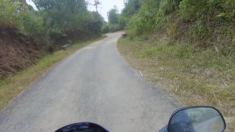 Motociclista-Montando-Bicicleta-En-Senderos-Forestales-Durante-El-Día-Desde-Un-ángulo-Plano