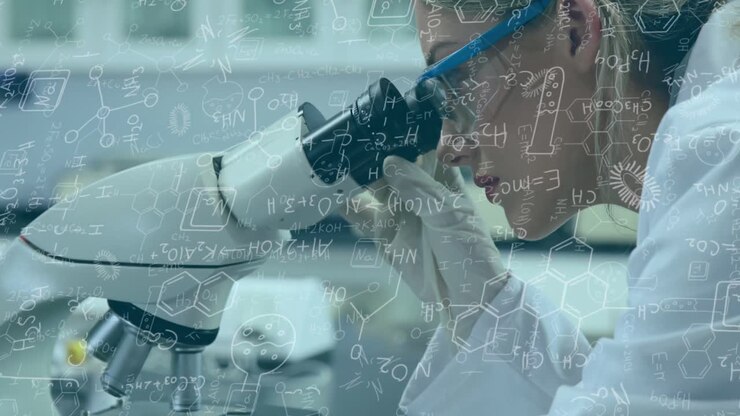 Animation von mathematischen und wissenschaftlichen Formeln über einer Wissenschaftlerin, die ein Mikroskop benutzt