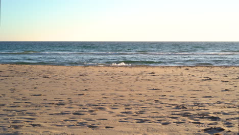 Leerer-Strand-Bei-Sonnenuntergang-In-Cadiz,-Spanien