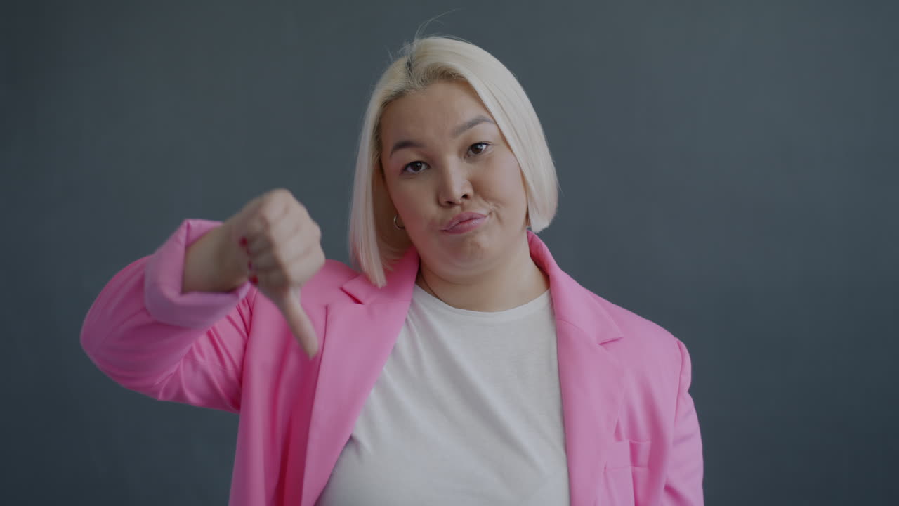 여자가 불쾌감을 표합니다.