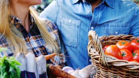 jardineros felices con verduras recién cultivadas