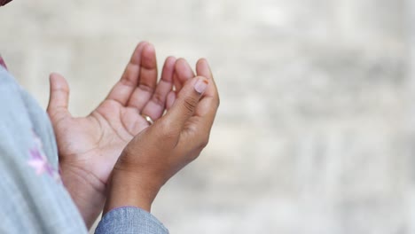 primer plano de las manos de una mujer en oración