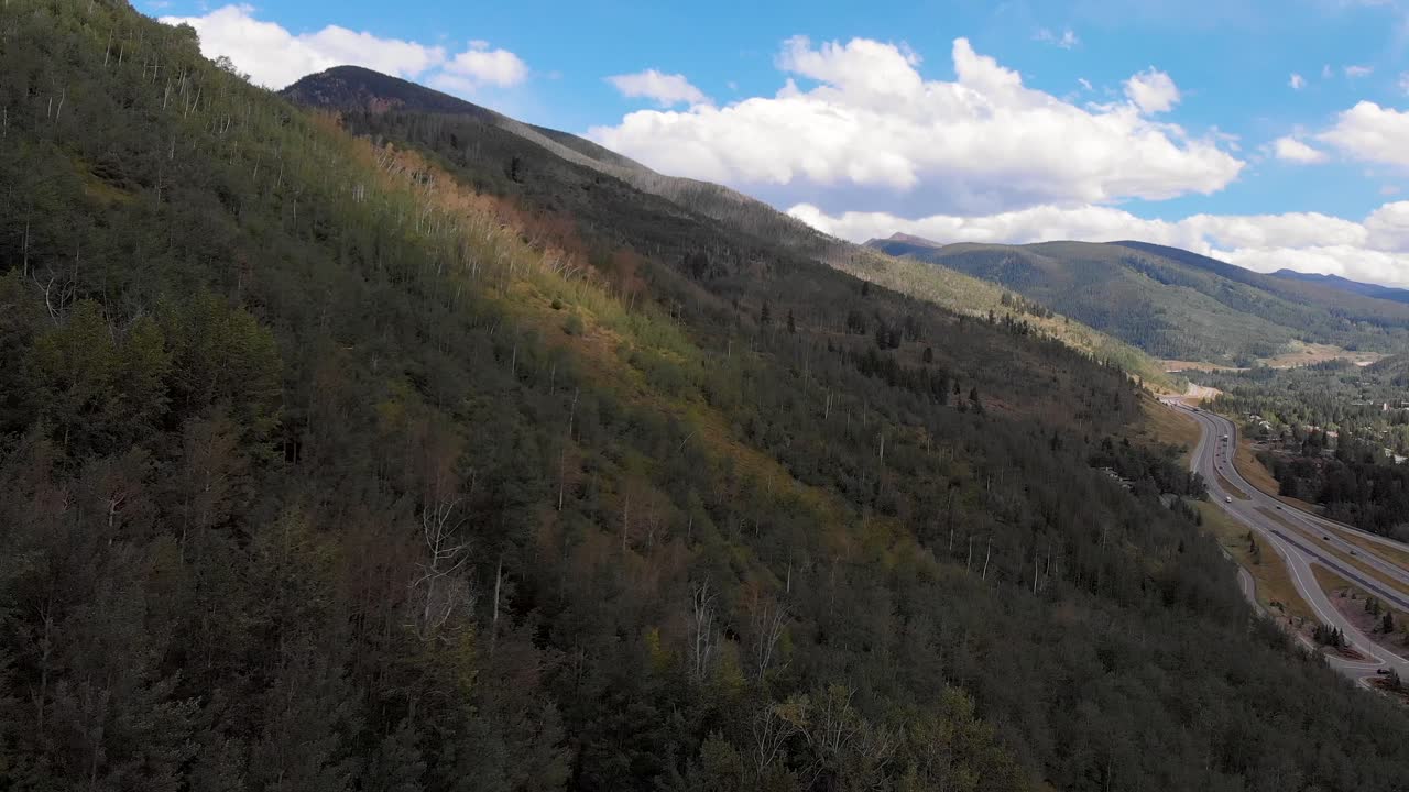 carretera del valle de la montaña en las montañas rocosas de colorado durante una agradable tarde de verano