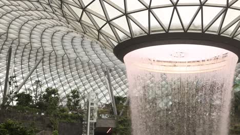 Tropischer-Wasserfall-Am-Internationalen-Flughafen-Changi,-Bester-Flughafen-Der-Welt