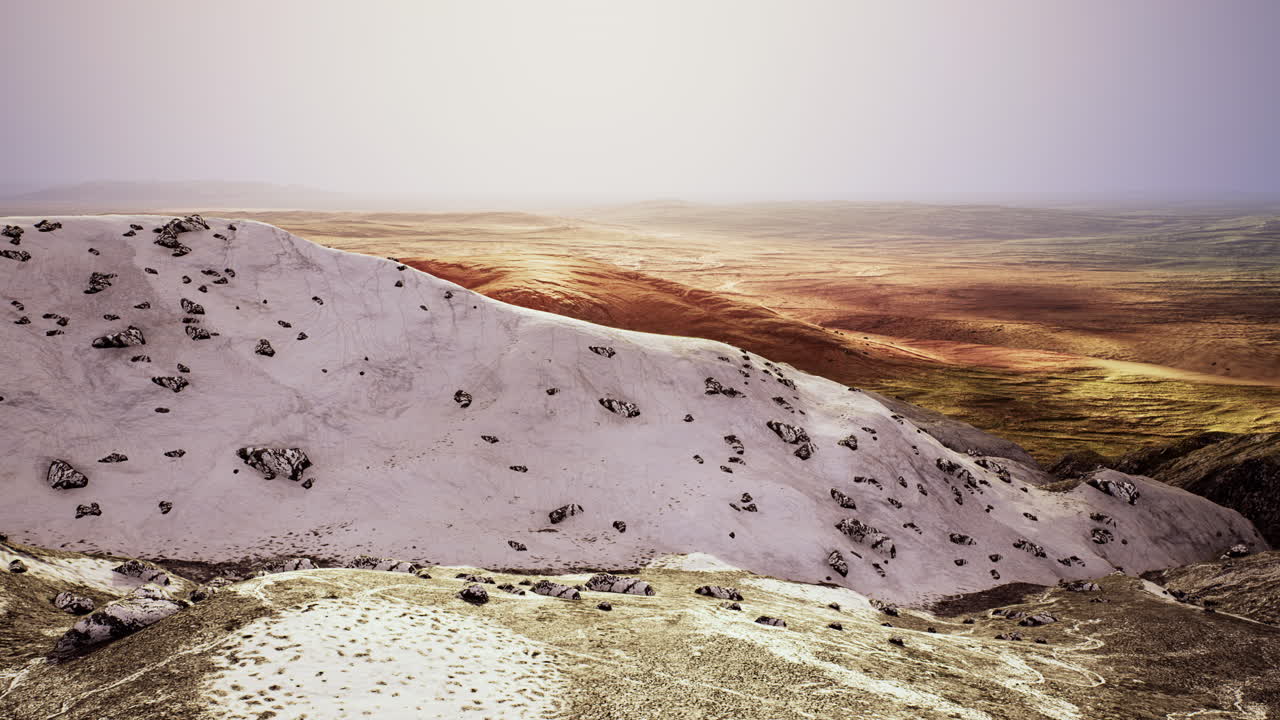 눈과 바위가 있는 광활한 산악 풍경