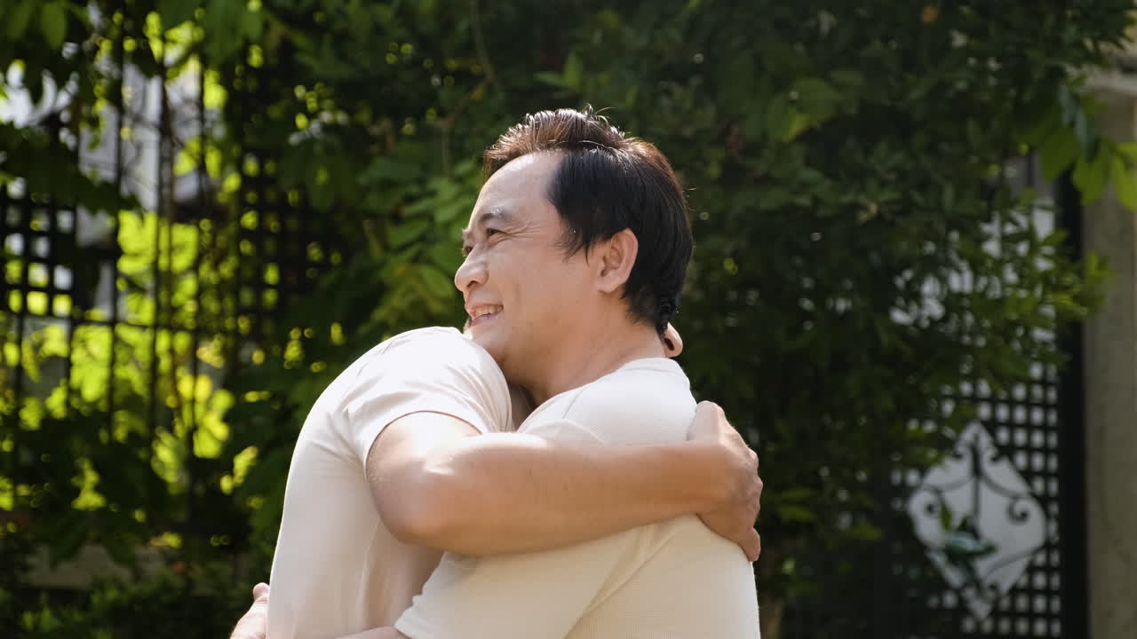 시니어와 젊은 아시아 남성 야외