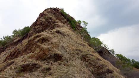 Drone-Aéreo-De-La-Cumbre-De-La-Cordillera-Escarpada,-Escarpada-Y-Rocosa-En-El-Desierto-De-La-Remota-Isla-Tropical