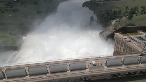 Sobrevuelo-Aéreo-Mientras-La-Presa-Hidroeléctrica-Libera-Agua-De-Inundación-En-El-Río