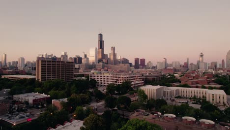 Erstaunliche-Luftaufnahme-Der-Innenstadt-Von-Chicago-Bei-Sonnenuntergang