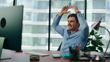 Trabajador-De-Oficina-Satisfecho-Con-El-Crecimiento-Profesional-Sentado-En-La-Mesa-De-Cerca.-El-Hombre-Disfruta-Del-Trabajo.