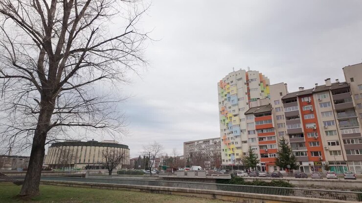 Pavilhão Desportivo Orlovets e arquitetura moderna e colorida de apartamentos urbanos em Gabrovo