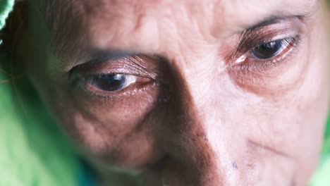 primer plano de la cara de una anciana