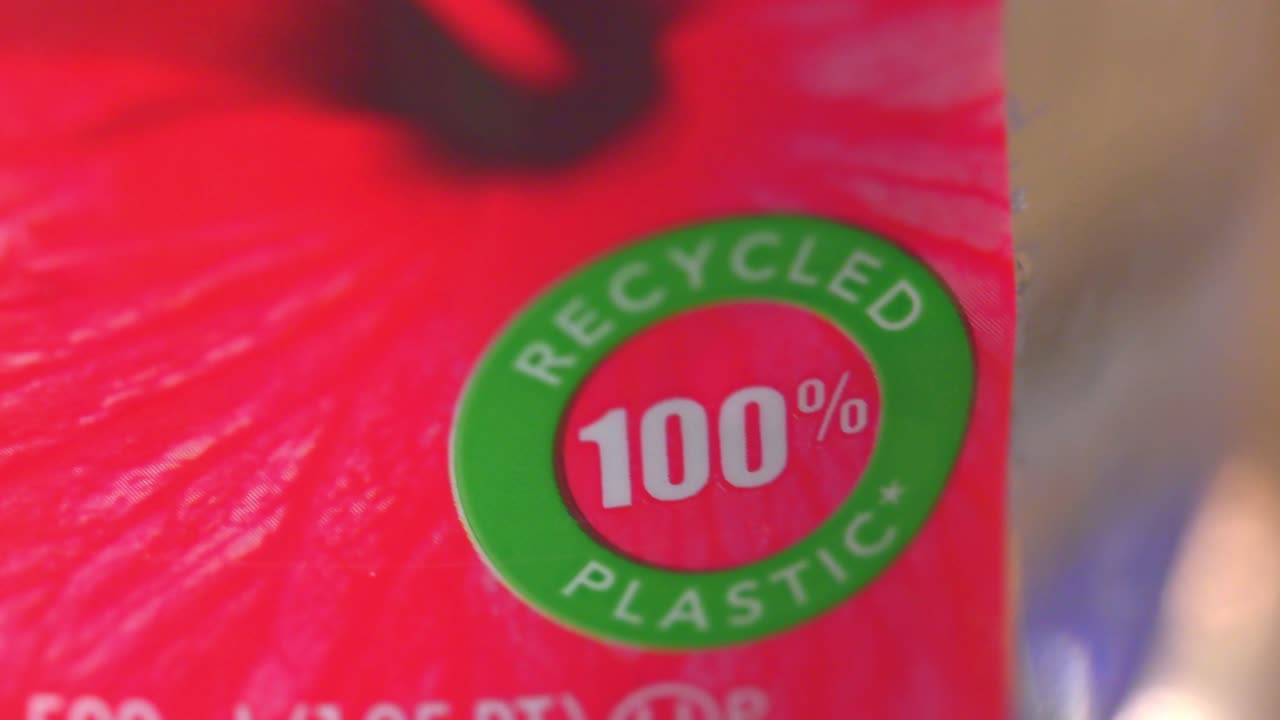 100% 재활용 플라스틱으로 만든 물병