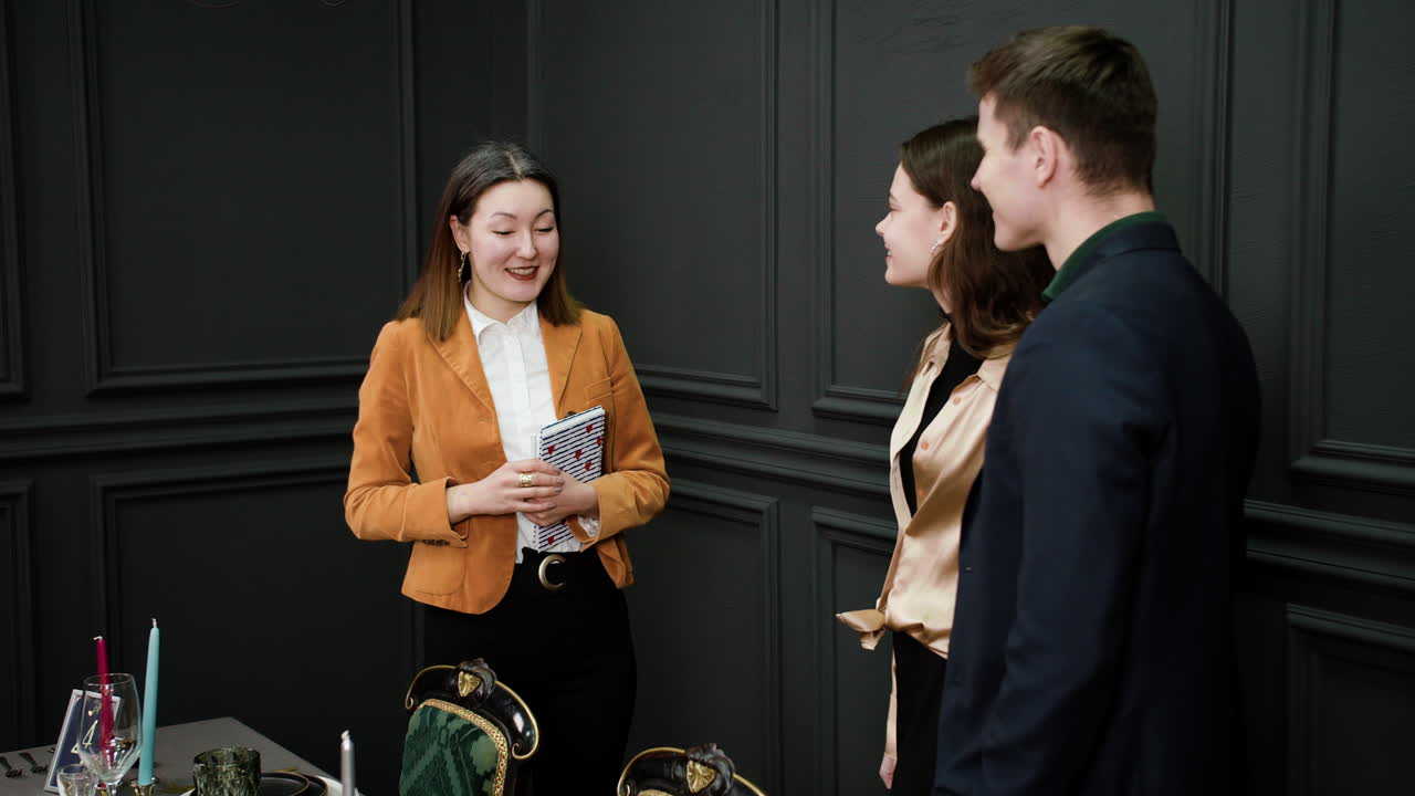 азиатская женщина разговаривает с парой