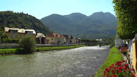 Montaña-Verde-Cerca-De-La-Ciudad-Balneario-De-Bad-Ischl-Con-El-Río-Traun