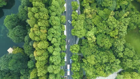 Aerial-shot-of-traffic-movement-on-the-Lake-Xi-Hu-Bridge,-West-Lake-in-Hangzhou,-China