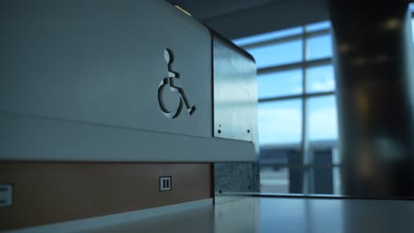signo de discapacidad en la zona de asientos en el aeropuerto