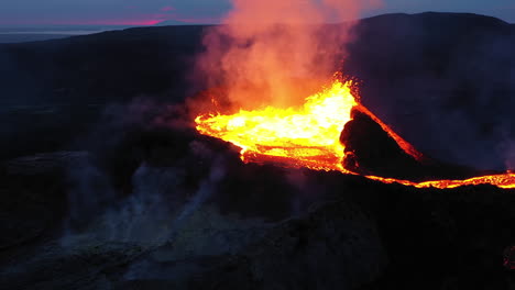 erupción volcánica por la noche