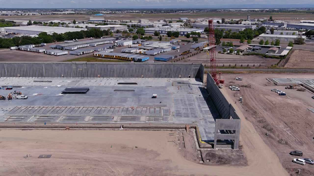 Plano en travelling lateral de un edificio comercial en construcción.