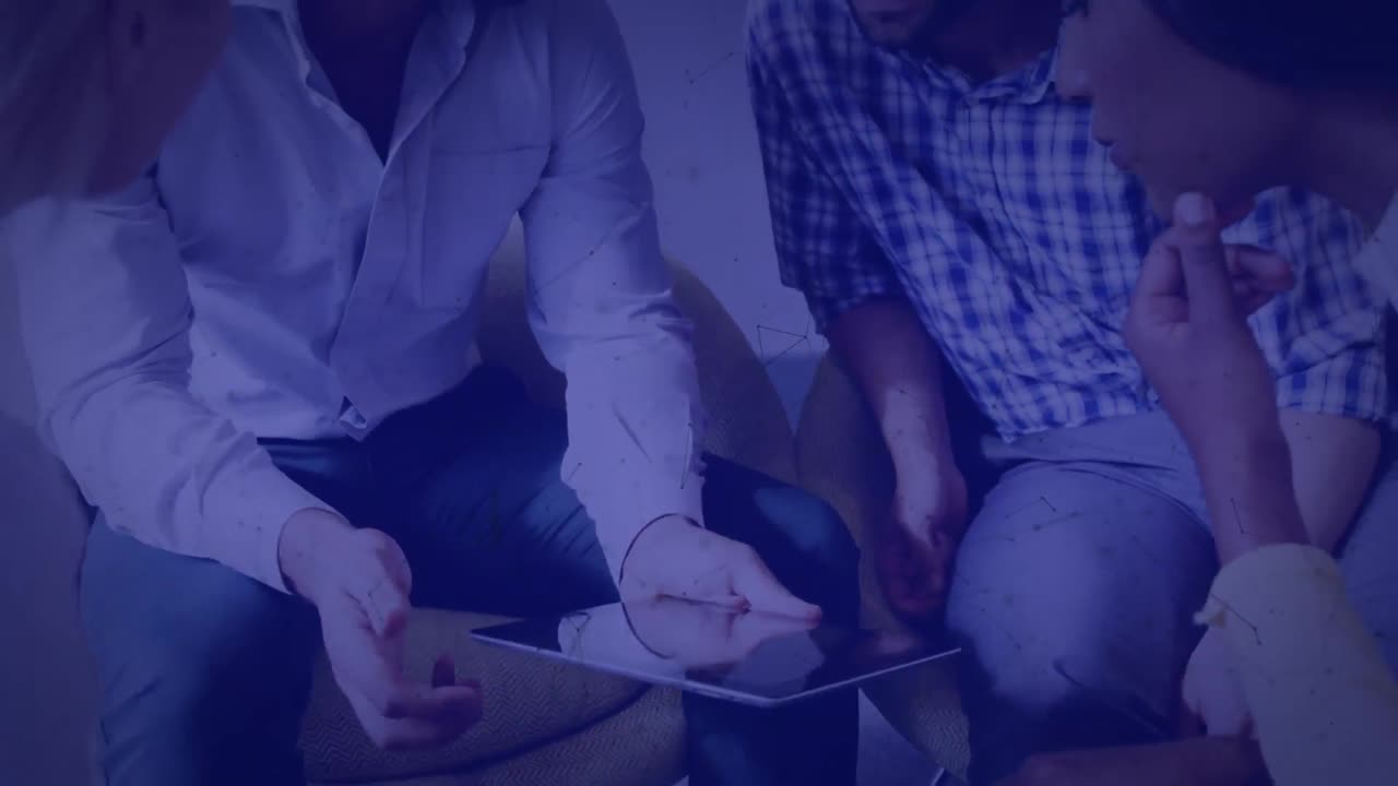 다양한 동료들이 디지털 태블릿에서 아이디어를 공유하는 모양을 형성하는 연결된 점들의 애니메이션