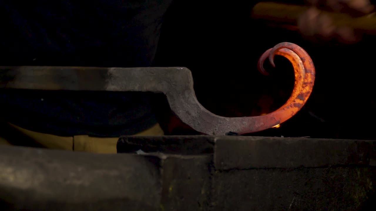 Fucinatura del metallo da parte di un fabbro in slow motion a 120fps.