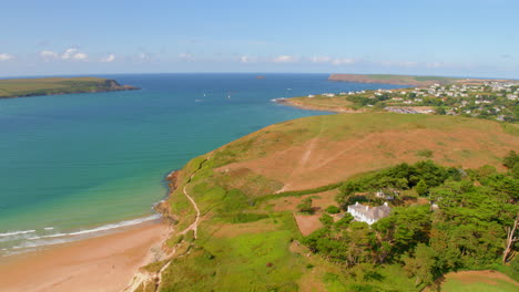 vista aérea de la bahía de daymer en cornualles, reino unido