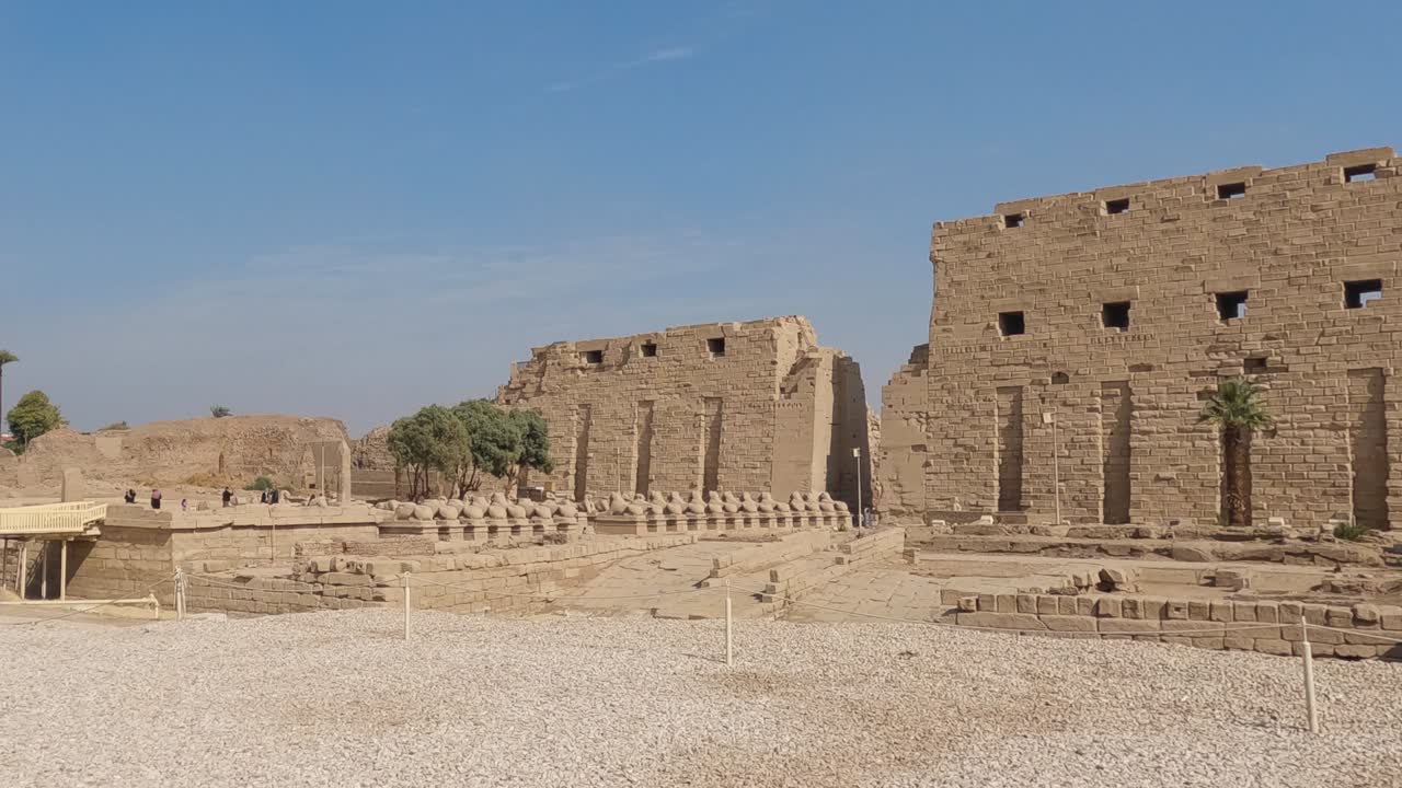 turistas que visitan el templo de luxor karnak en egipto