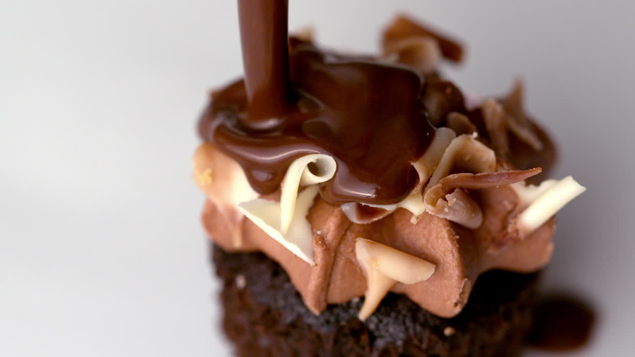 salsa de chocolate vertiendo sobre el muffin