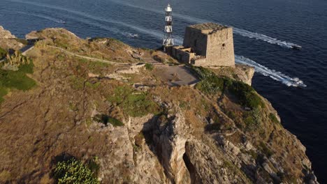 Fliegen-über-Den-Leuchtturm-In-Sorrent,-Punta-Campanella-Naturpark