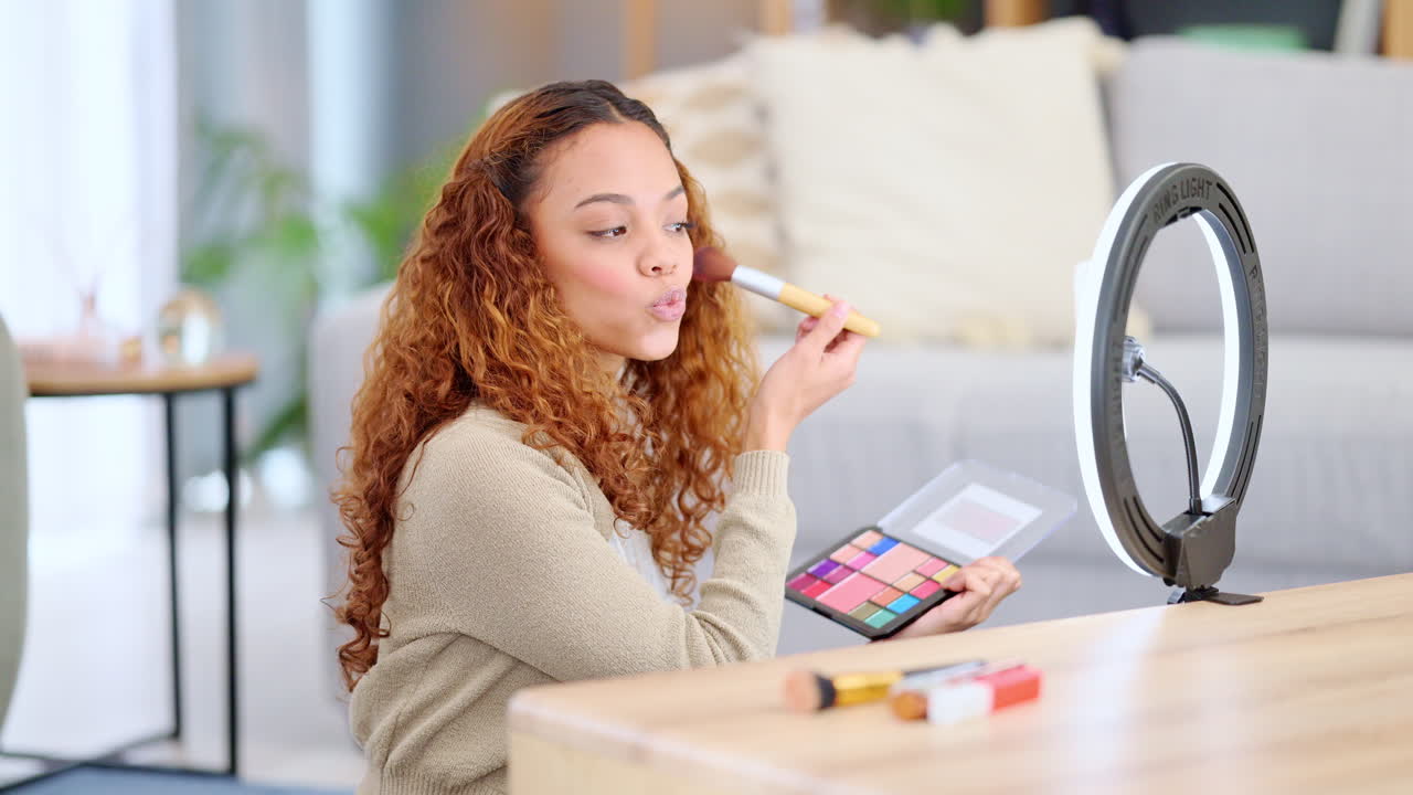 influencer de belleza filmando un tutorial de maquillaje