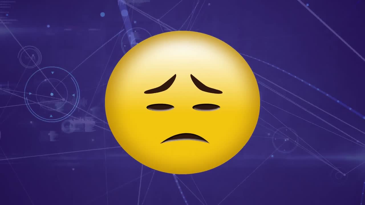 Animazione dell'icona di un'emoji triste su una rete di connessioni con elaborazione dati