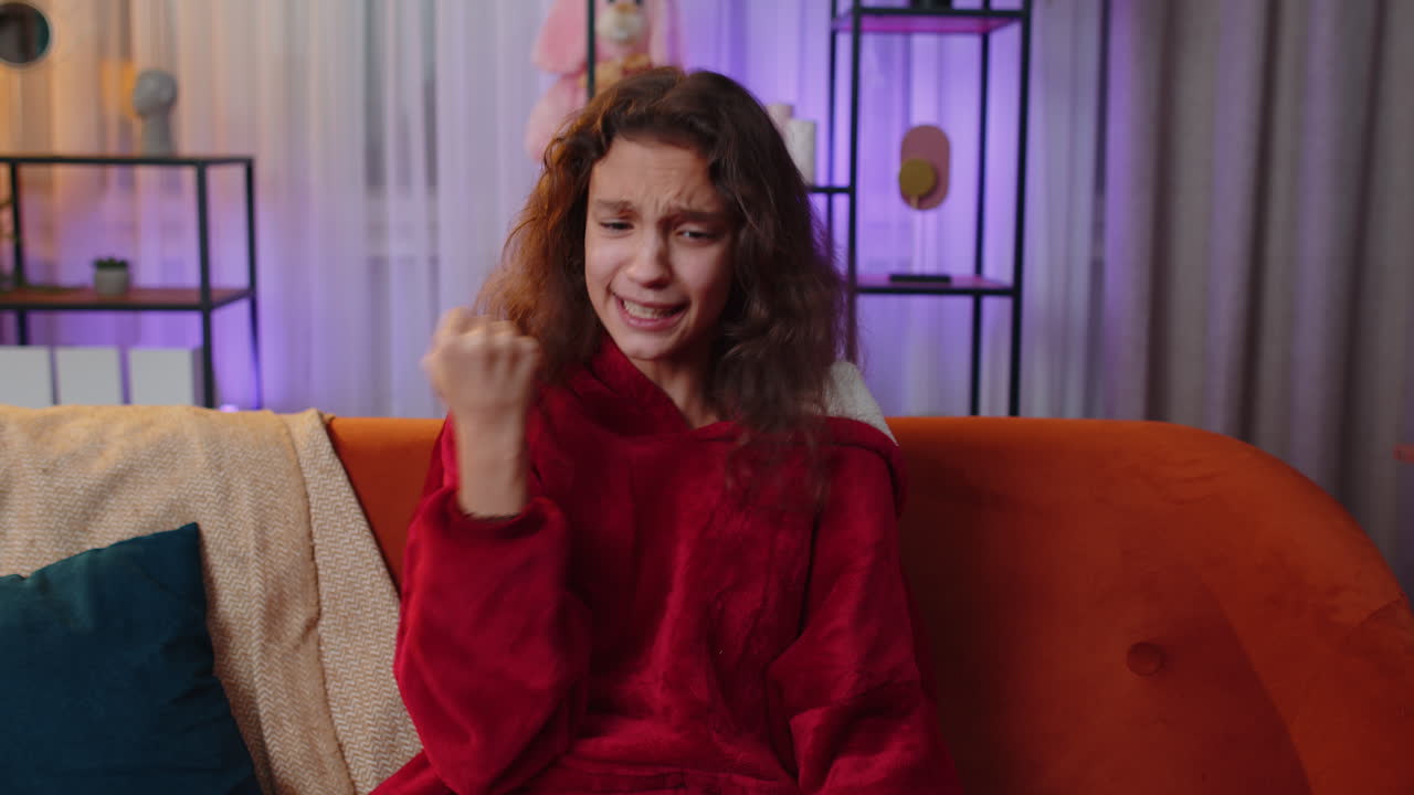 счастливая девушка удивлена, шокирована внезапной победой, хорошие новости о победе, празднует, вау реакция