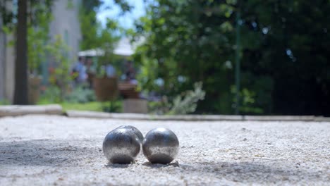 tiro circular de tierra de tres bolas metálicas colocadas en la arena en el jardín de la casa