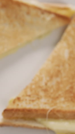 video de sándwich de pan blanco con queso recién preparado en un plato blanco