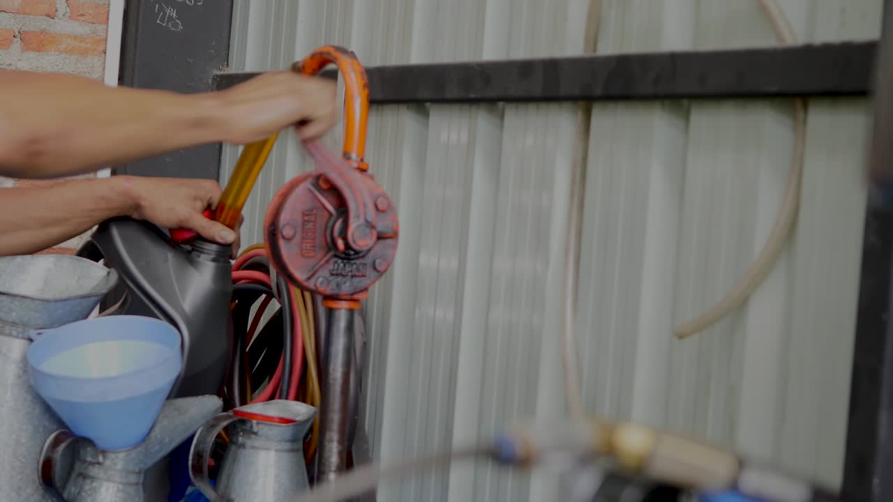 mecánico profesional de mantenimiento de un automóvil