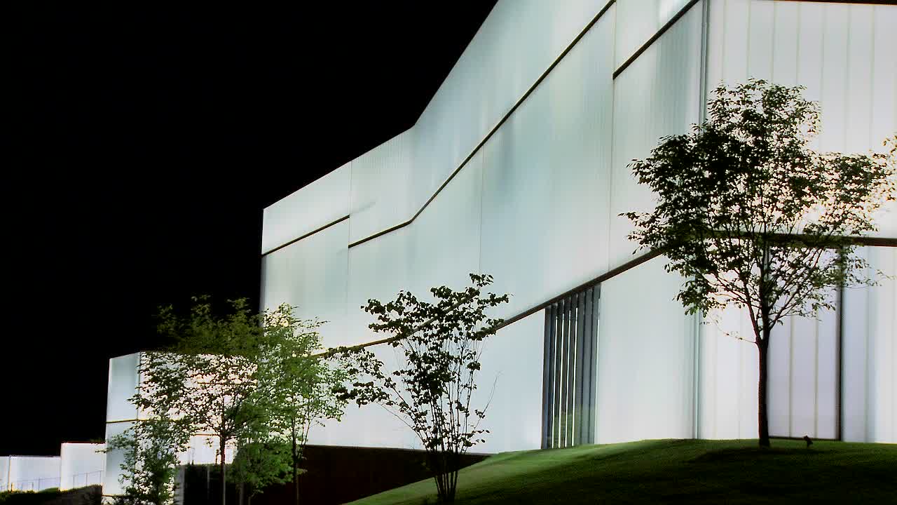 un edificio moderno está iluminado y brilla desde el interior 7