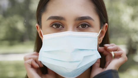 mujer con una máscara facial