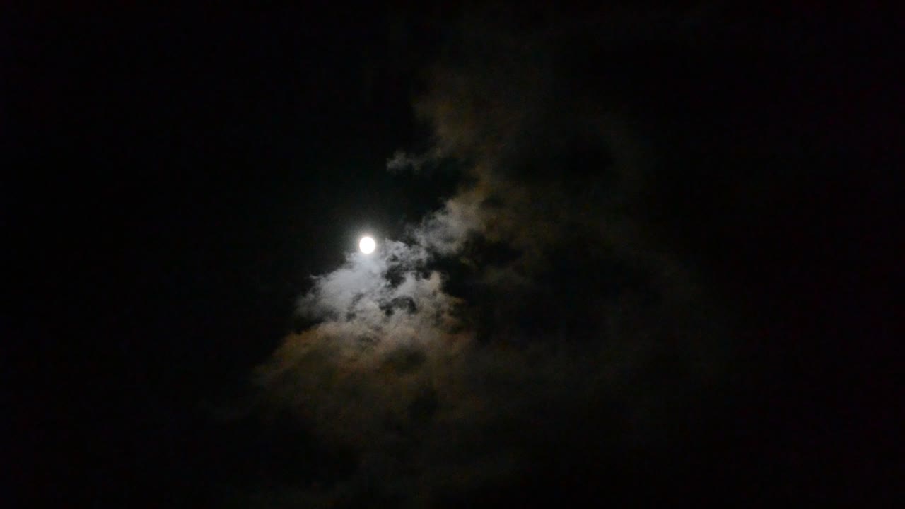 Luna in una notte nuvolosa. Riprese notturne