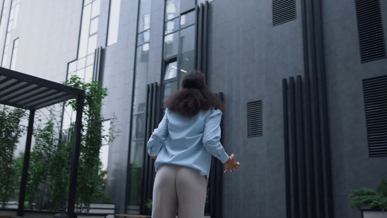 una mujer molesta gritando en un edificio de oficinas moderno. un trabajador desesperado es despedido.