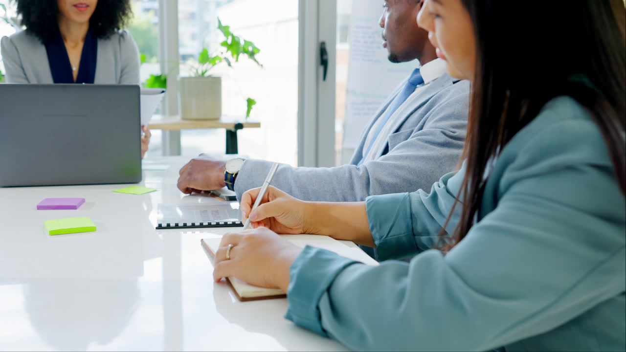 hablando, reuniéndose y gente de negocios con notas