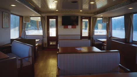 ferry japonés en la bahía de toba, interior de la cabina, prefectura de mie, japón