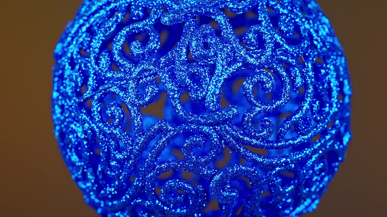 Close-up van een sprankelende blauwe glitter kerstbal
