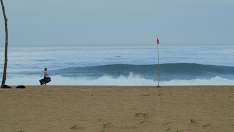 Bodyboarder-Caminando-Hacia-El-Océano