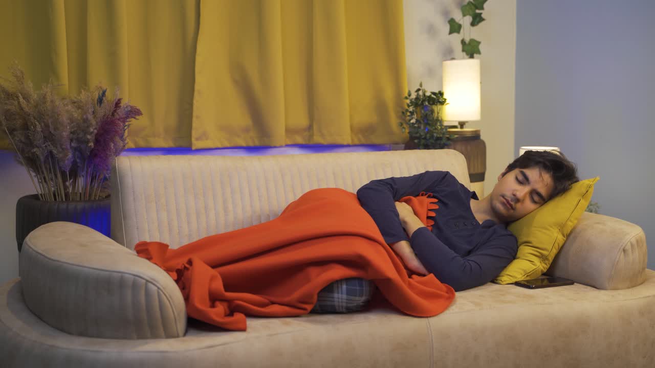 Uomo che posticipa la sveglia nel sonno