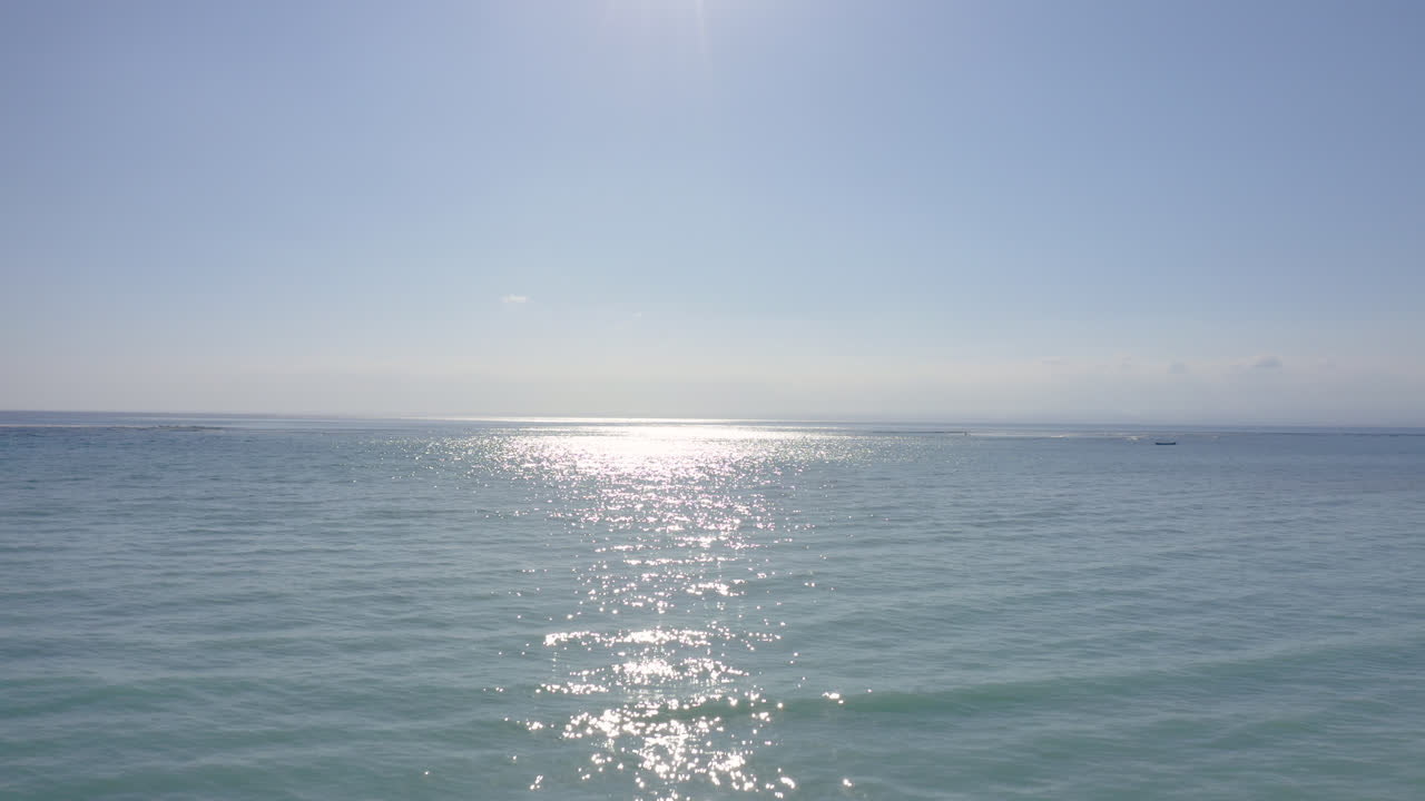 인도네시아 발리에서 4k로 촬영된 드론의 바다 전망