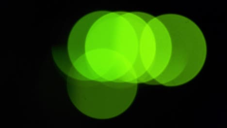 luces de led bokeh verdes parpadeando en el lado trasero del interruptor de trabajo en la sala del servidor
