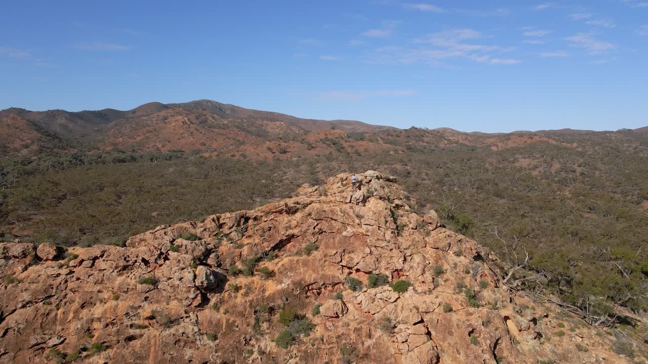 Ripresa all'indietro da un uomo avventuriero, che rivela un maestoso paesaggio remoto, Parco Nazionale Flinders Range, Australia.