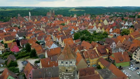 4k drona lotnicza wideo wieży röderturm i bramy na zamurowanym mieście rothenburg ob der tauber, niemcy