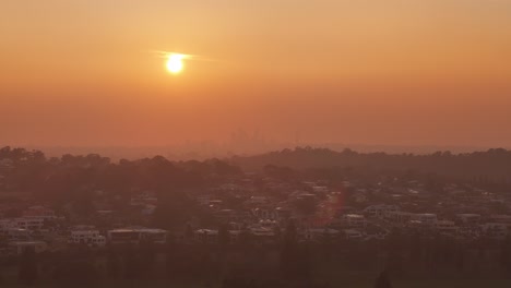 Amanecer-Detrás-Del-Horizonte-De-La-Ciudad-Con-Drones-Subiendo