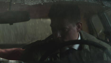 hombre conduciendo bajo la lluvia